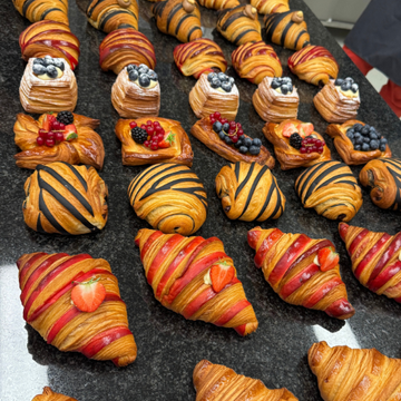 Obrázek 2 produktu Workshop Křupavé croissanty a kouzlo laminovaného těsta s Alešem Heinzem 6.5.2025