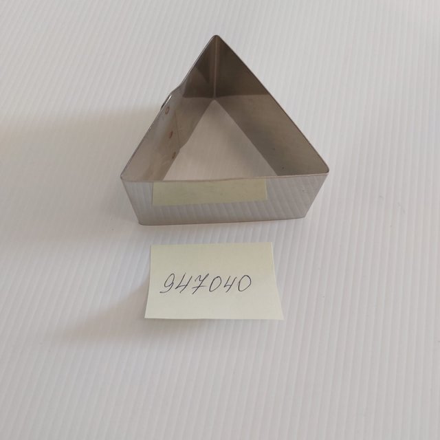 Obrázek produktu Ráfek VYKRAJOVÁTKO trojúhelník nerez 70x40mm