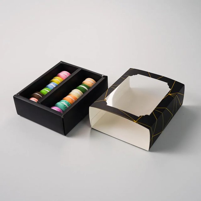 Obrázek produktu VE Krabička na makronky okénko zlatý vzor černá na 10ks 15,5x12,5x5,2cm 10x1ks