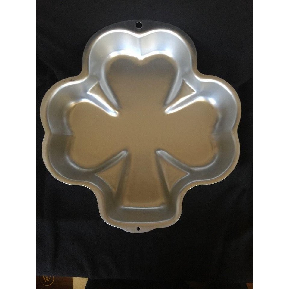 wilton-shamrock-clover-cake-pan-mold_1_5c850d674dcaab940c15877272f24464.jpg